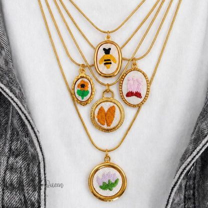 Collar Amuleto Floral Bordado