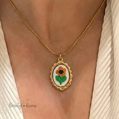 Collar Amuleto Floral Bordado
